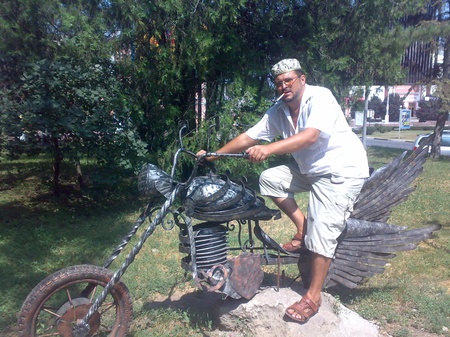 махнув, не дивлячись